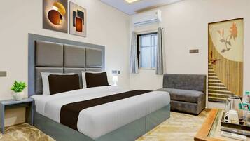 1 bedroom, desk, bed sheets