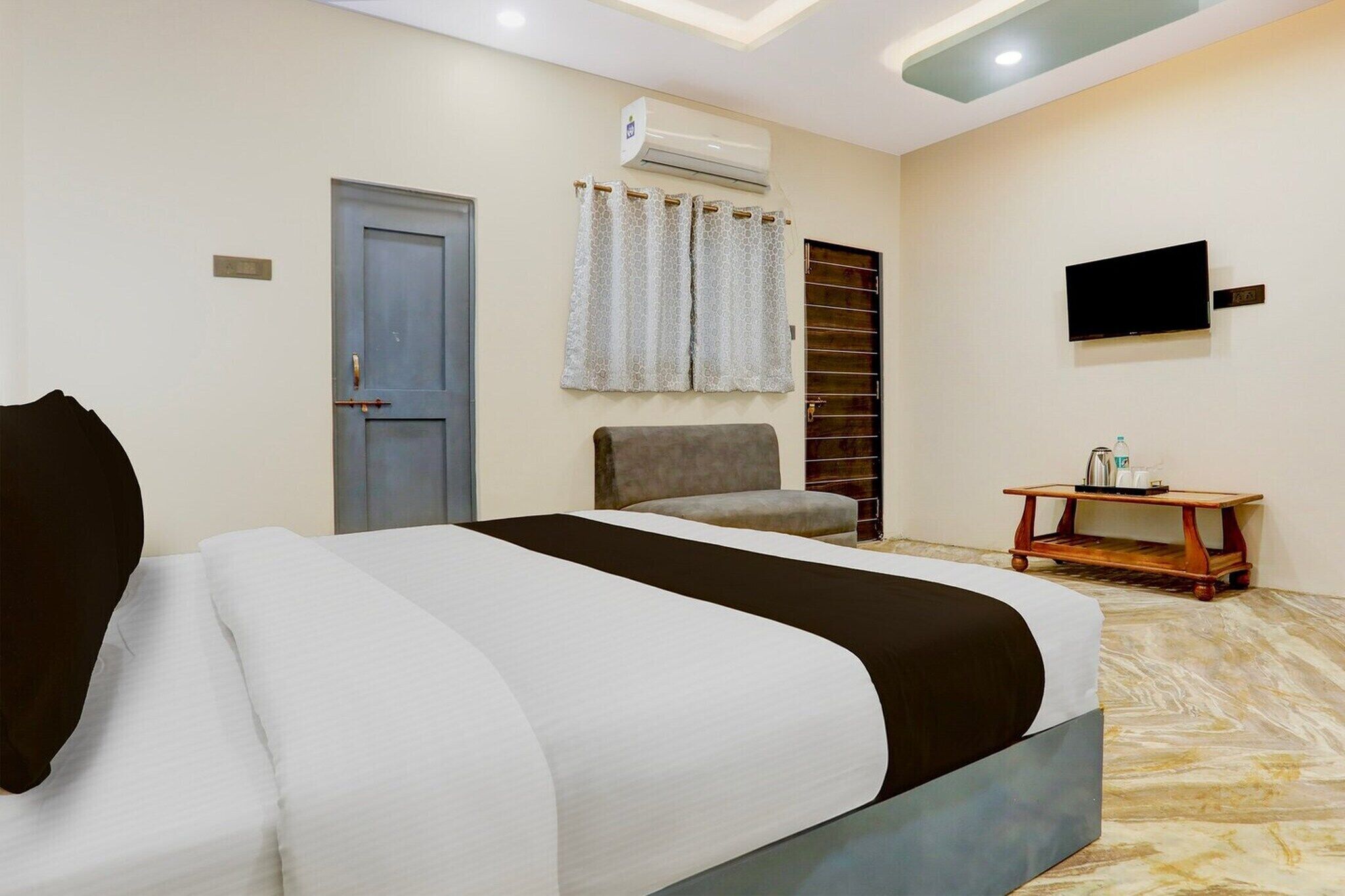 1 bedroom, desk, bed sheets