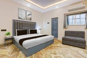 1 habitación, escritorio y ropa de cama 