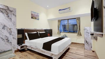 1 soverom, skrivebord og sengetøy