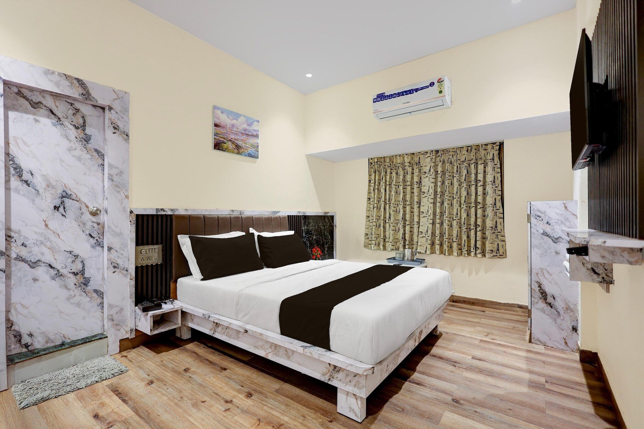 1 soveværelse, skrivebord, sengetøj