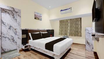 1 soveværelse, skrivebord, sengetøj