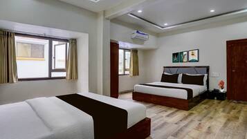 1 quarto, escrivaninha, roupa de cama