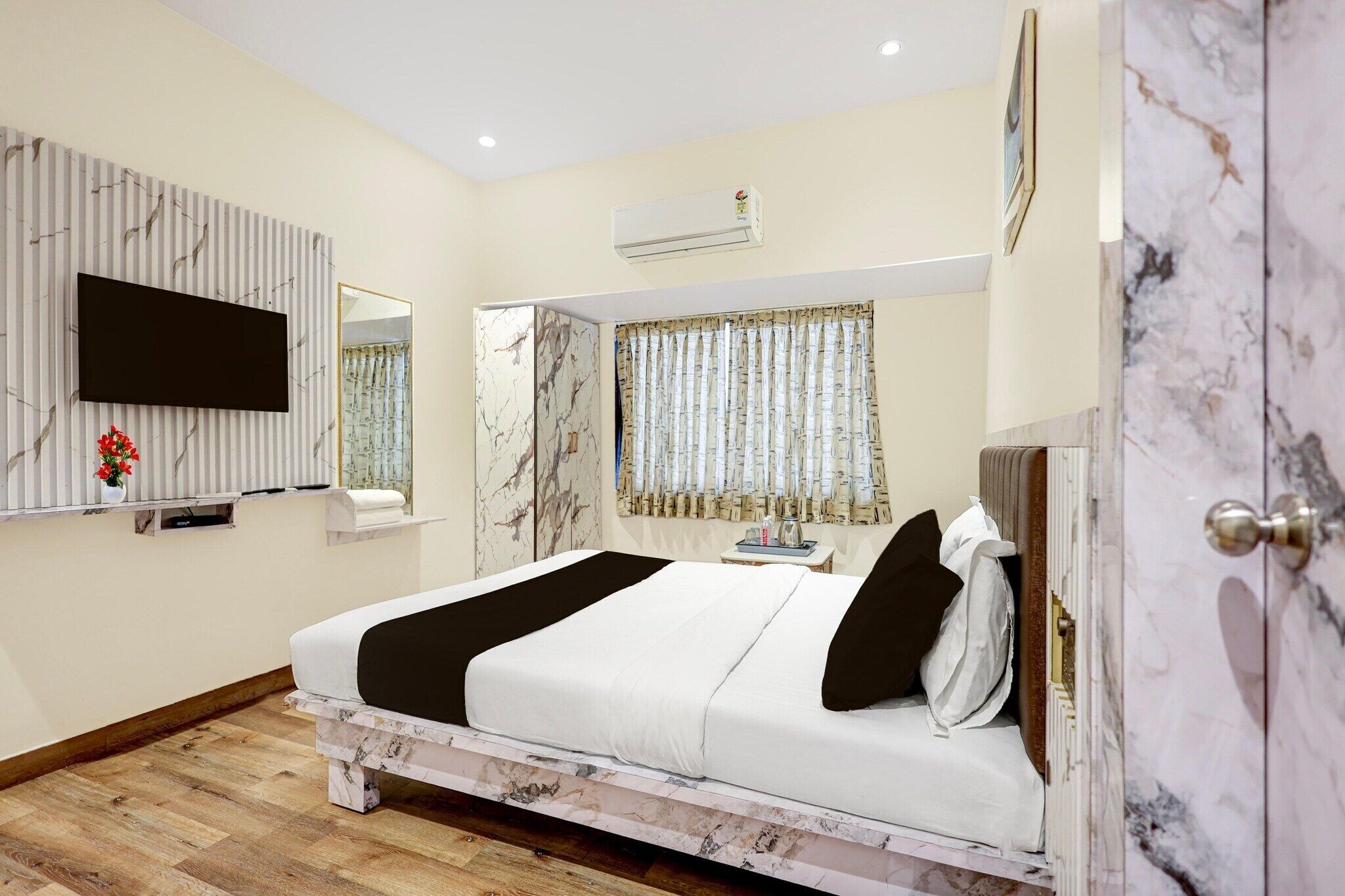 1 多间卧室、办公桌、床单