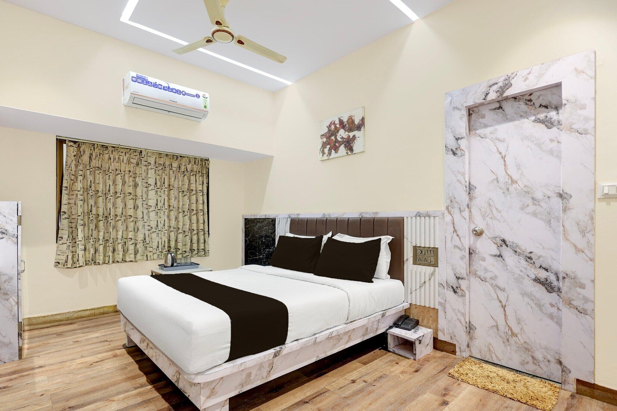 1 bedroom, desk, bed sheets