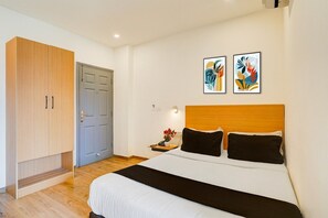 1 Schlafzimmer, Schreibtisch, Bettwäsche