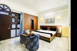 Escritorio y ropa de cama