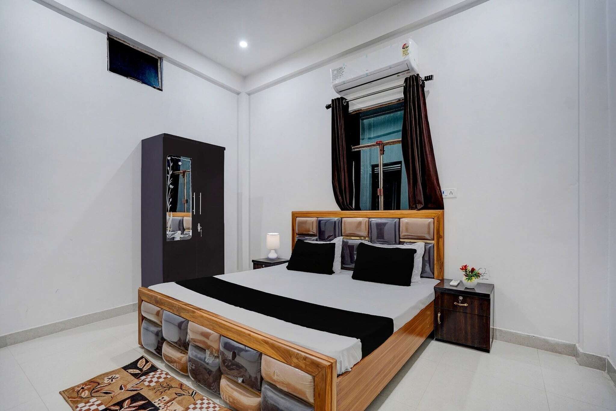 1 quarto, escrivaninha, roupa de cama