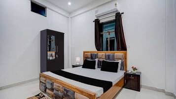 1 quarto, escrivaninha, roupa de cama