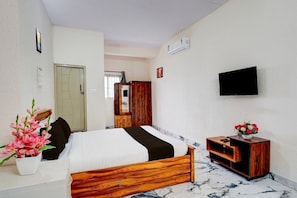 1 Schlafzimmer, Schreibtisch, Bettwäsche