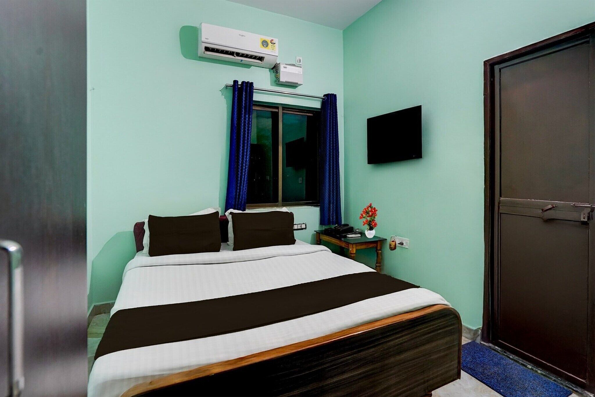 デスク、ベッドシーツ