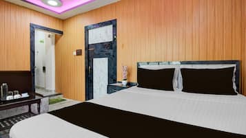 1 quarto, escrivaninha, roupa de cama