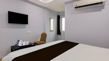 1 quarto, escrivaninha, roupa de cama