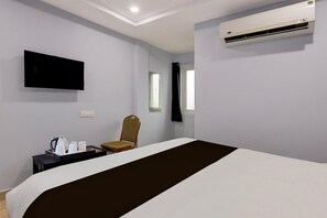 1 bedroom, desk, bed sheets