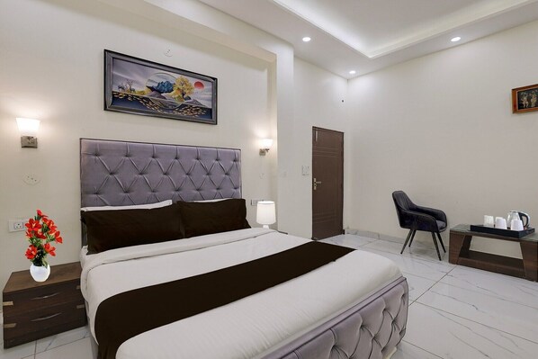 Escrivaninha, roupa de cama