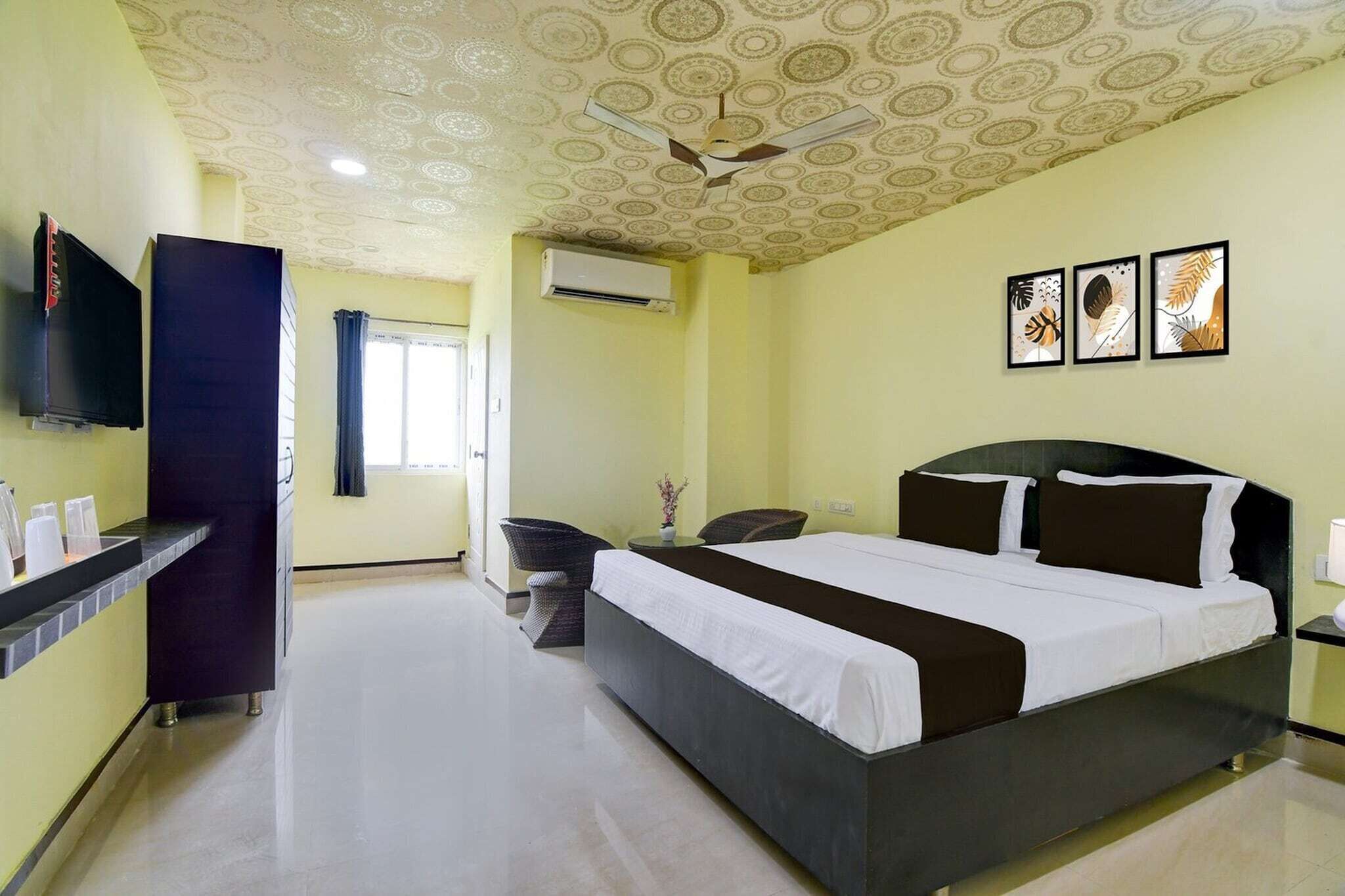 1 bedroom, desk, bed sheets