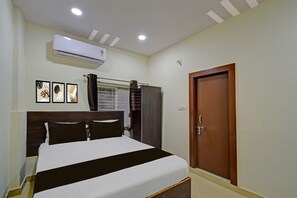 1 slaapkamer, een bureau, beddengoed