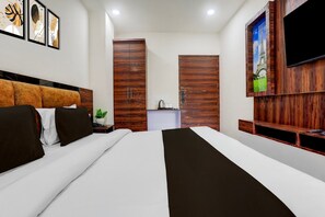 1 slaapkamer, een bureau, beddengoed