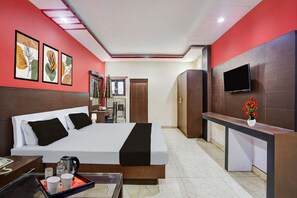 Desk, bed sheets - Hotel O Prayagraj Central Railway Junction (Prayagraj)