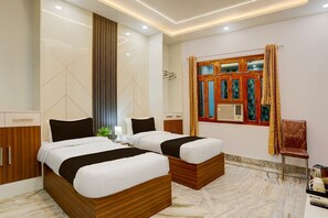 Desk, bed sheets - Townhouse Vishwanath Temple Varanasi (Varanasi)