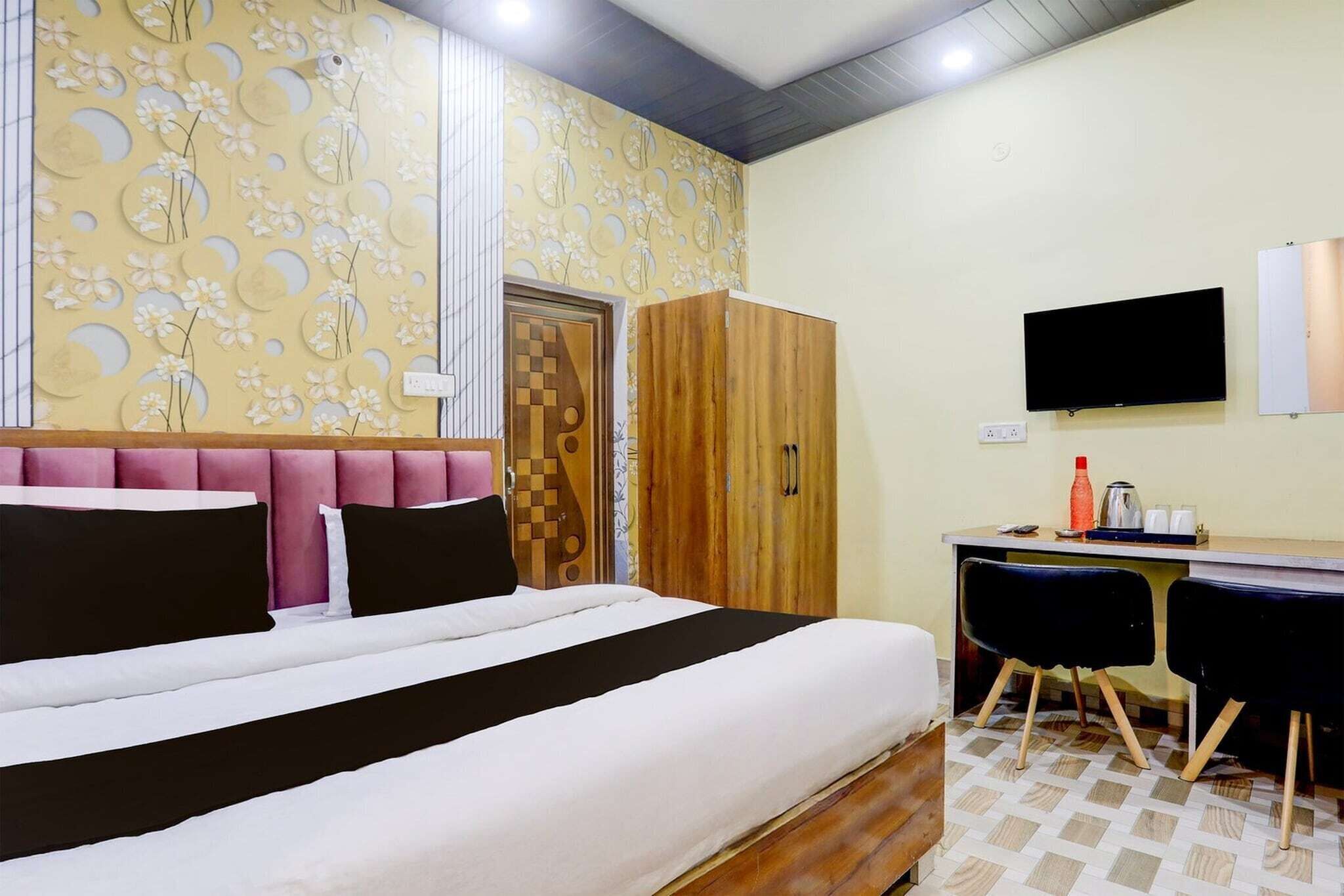 1 多间卧室、办公桌、床单