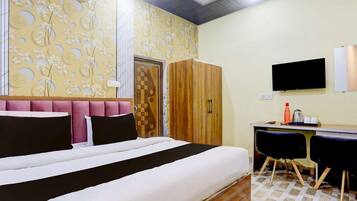 1 sovrum, skrivbord och sängkläder