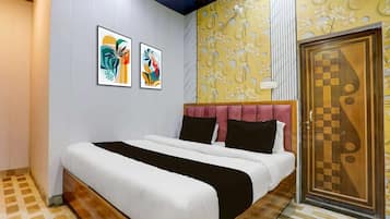 1 habitación, escritorio y ropa de cama