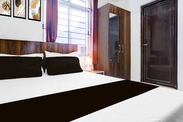 1 Schlafzimmer, Schreibtisch, Bettwäsche