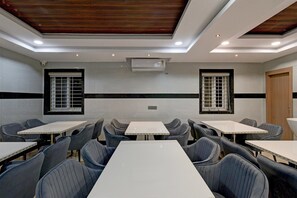 Dining - Townhouse Oak Premier Raidurg Bio Diversity Park (Hyderabad)