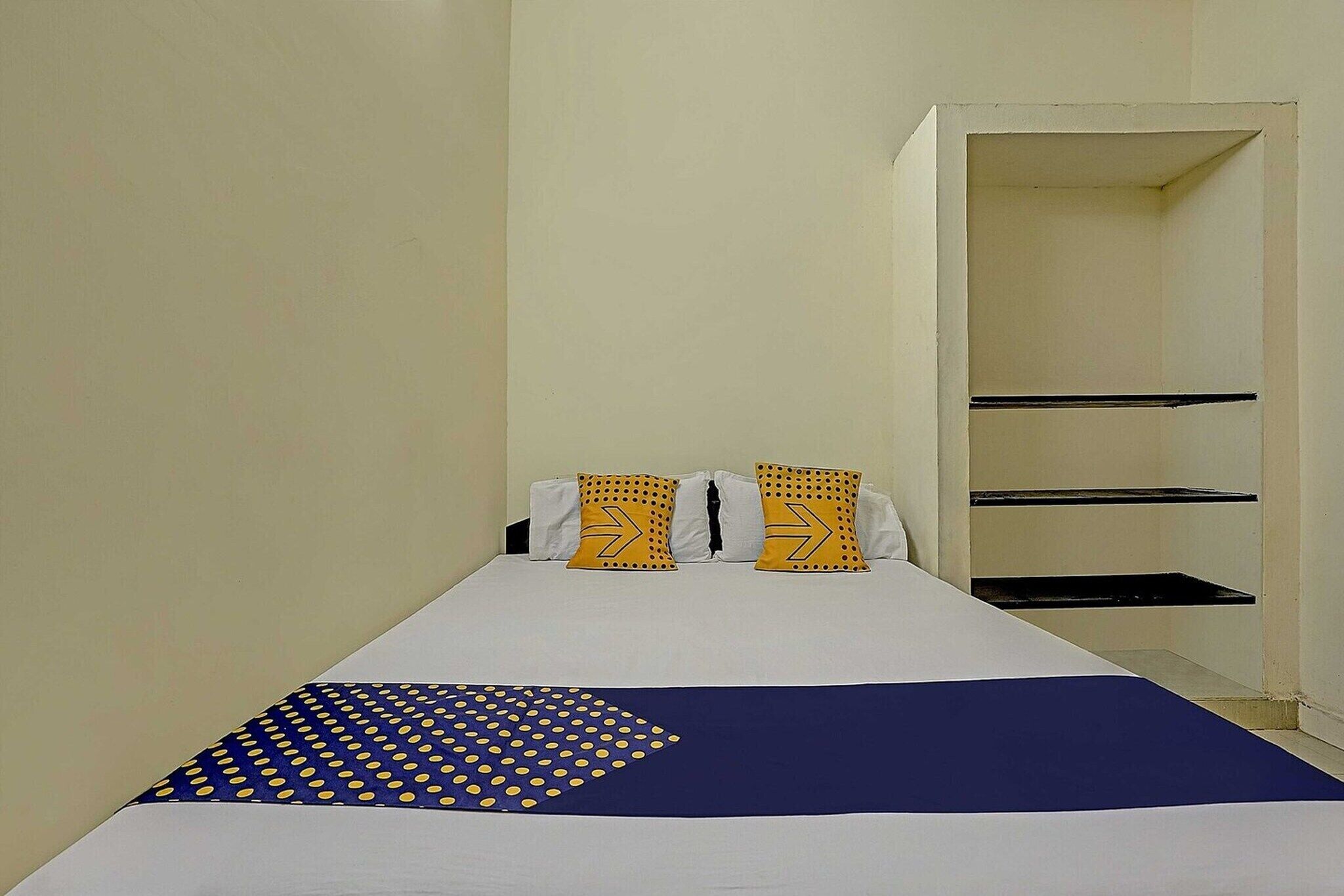 1 habitación, escritorio y ropa de cama 