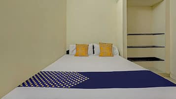 1 habitación, escritorio y ropa de cama