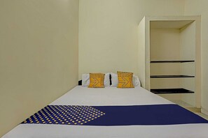 1 soveværelse, skrivebord, sengetøj