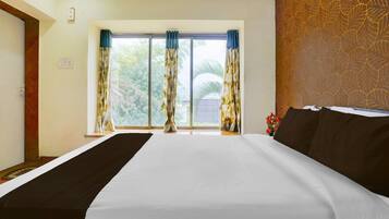 Escrivaninha, roupa de cama