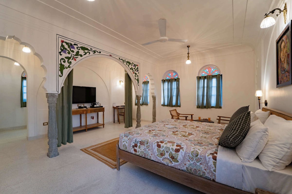 Maharaja Suite Room | Desk, free WiFi