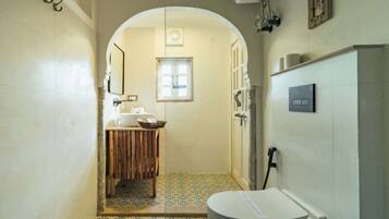 Grand Heritage Twin Room | Bathroom | Shower, free toiletries, towels, soap