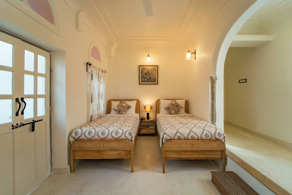 Habitación con 2 camas individuales (Grand Heritage Twin Room) | Escritorio y wifi gratis