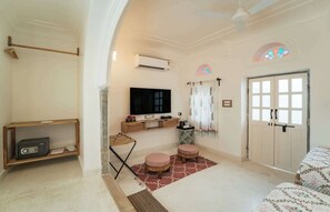 Kamar Twin (Grand Heritage Twin Room) | Meja kerja dan Wi-Fi gratis