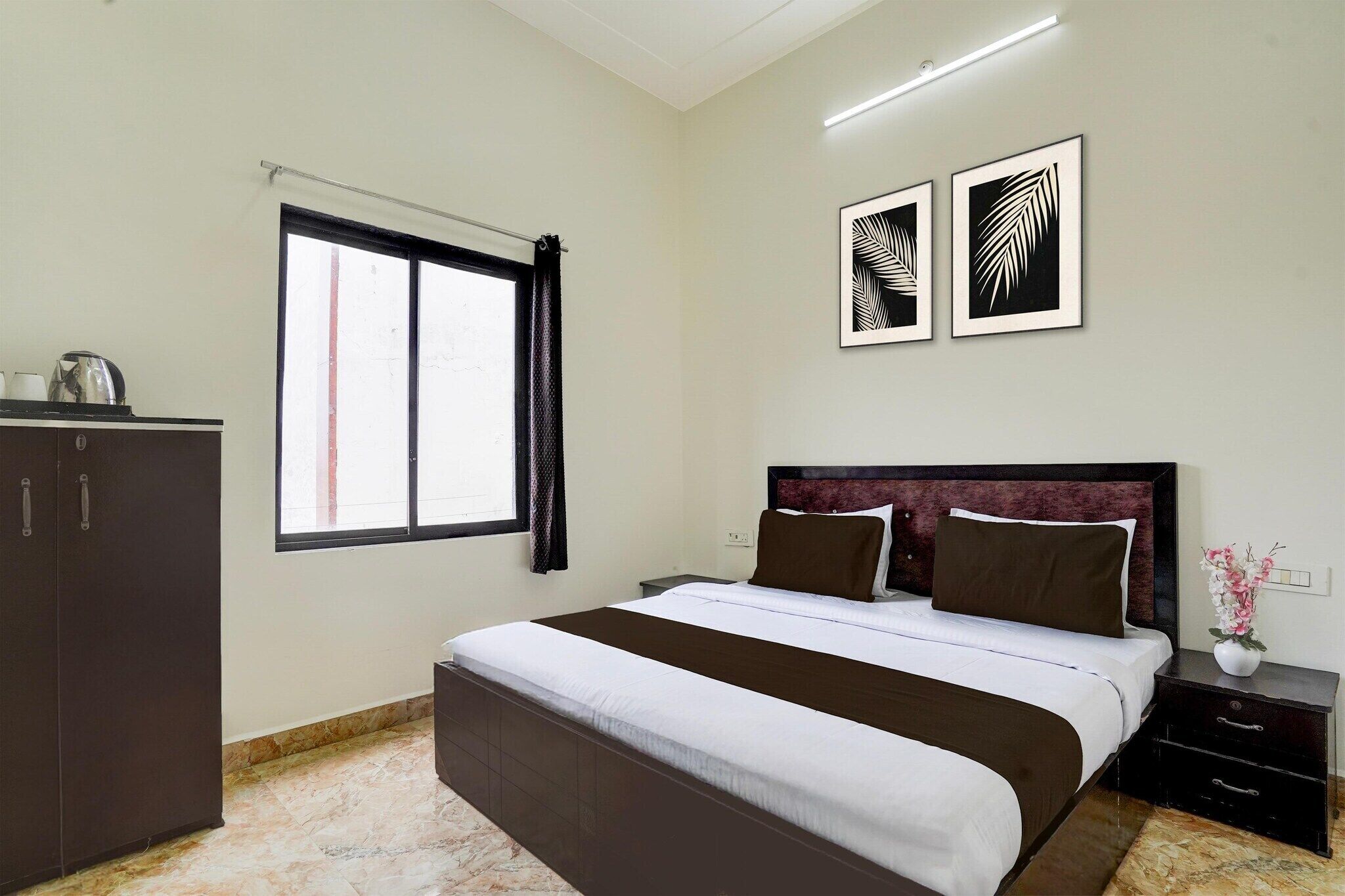 1 Schlafzimmer, Schreibtisch, Bettwäsche