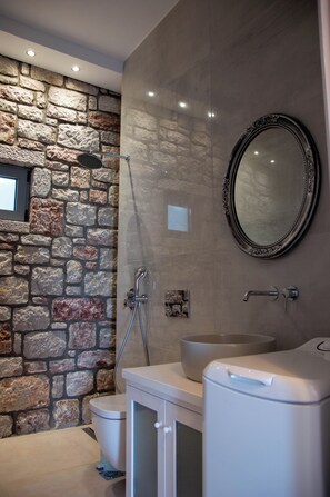 Dusche, Haartrockner, Handtücher, Toilettenpapier