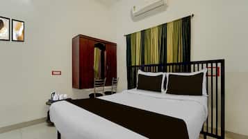 1 soverom, skrivebord og sengetøy