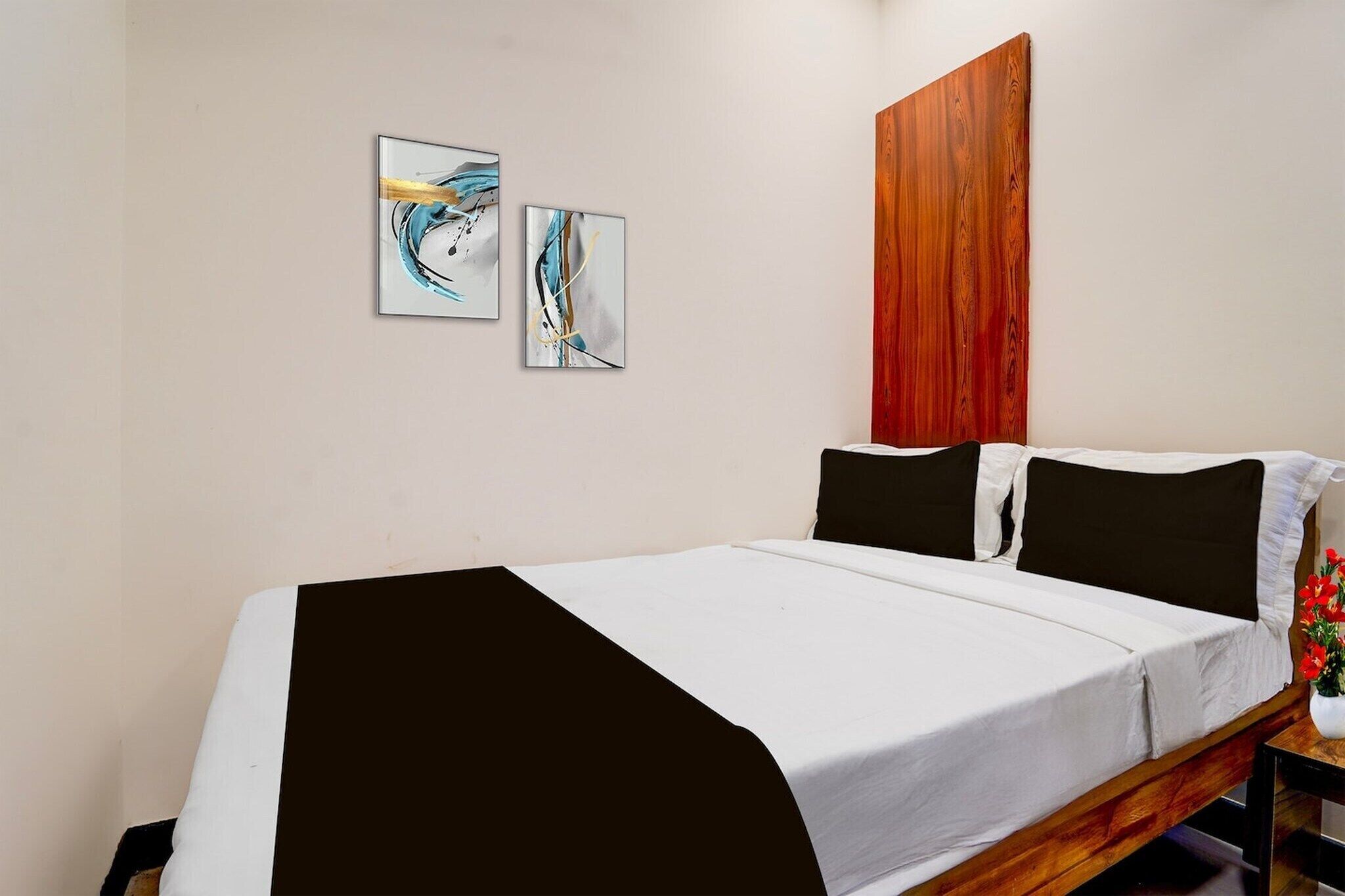 1 quarto, escrivaninha, roupa de cama