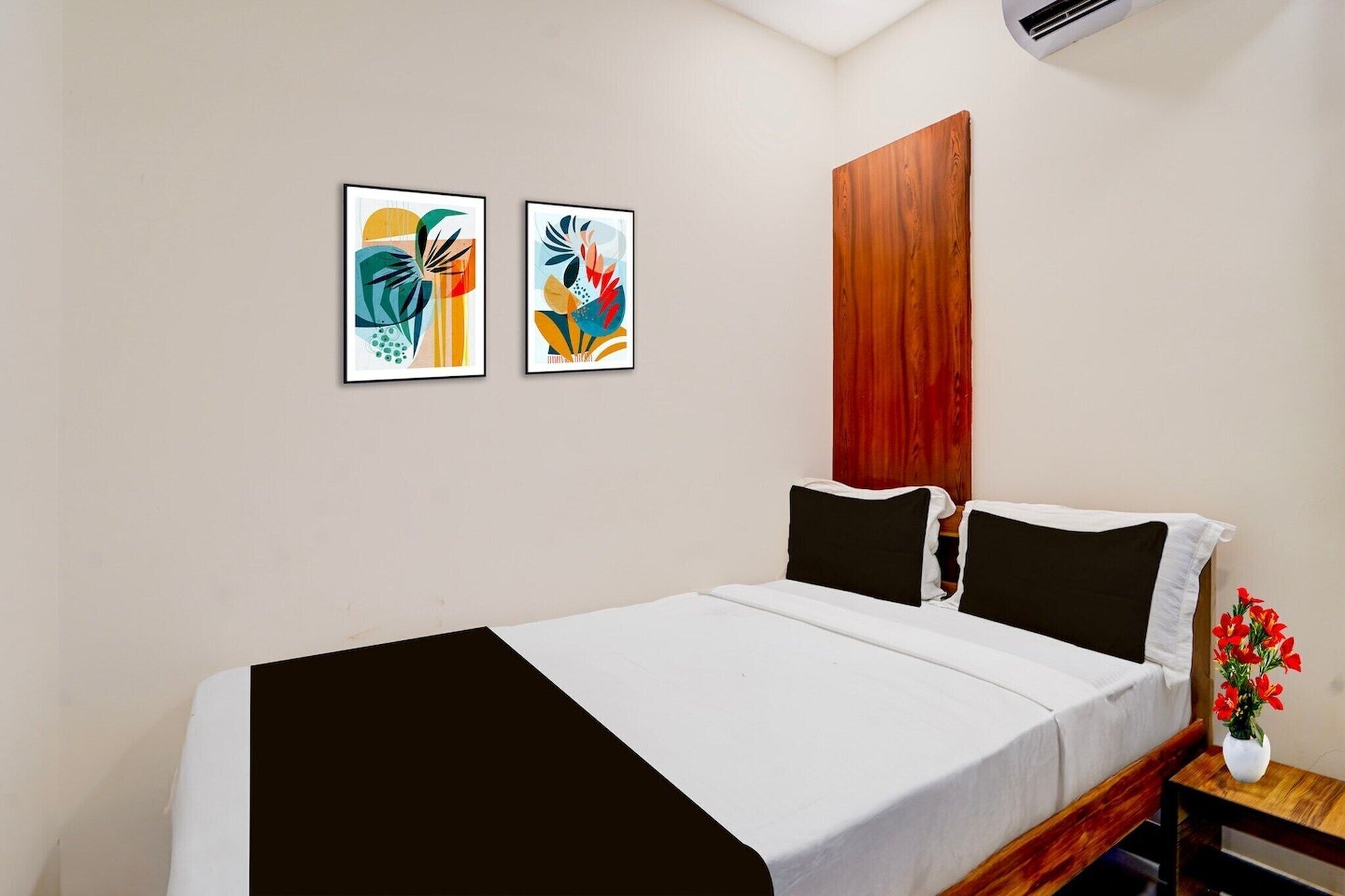 1 bedroom, desk, bed sheets