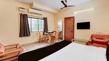 Escrivaninha, roupa de cama