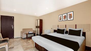 Een bureau, beddengoed