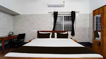 1 Schlafzimmer, Schreibtisch, Bettwäsche