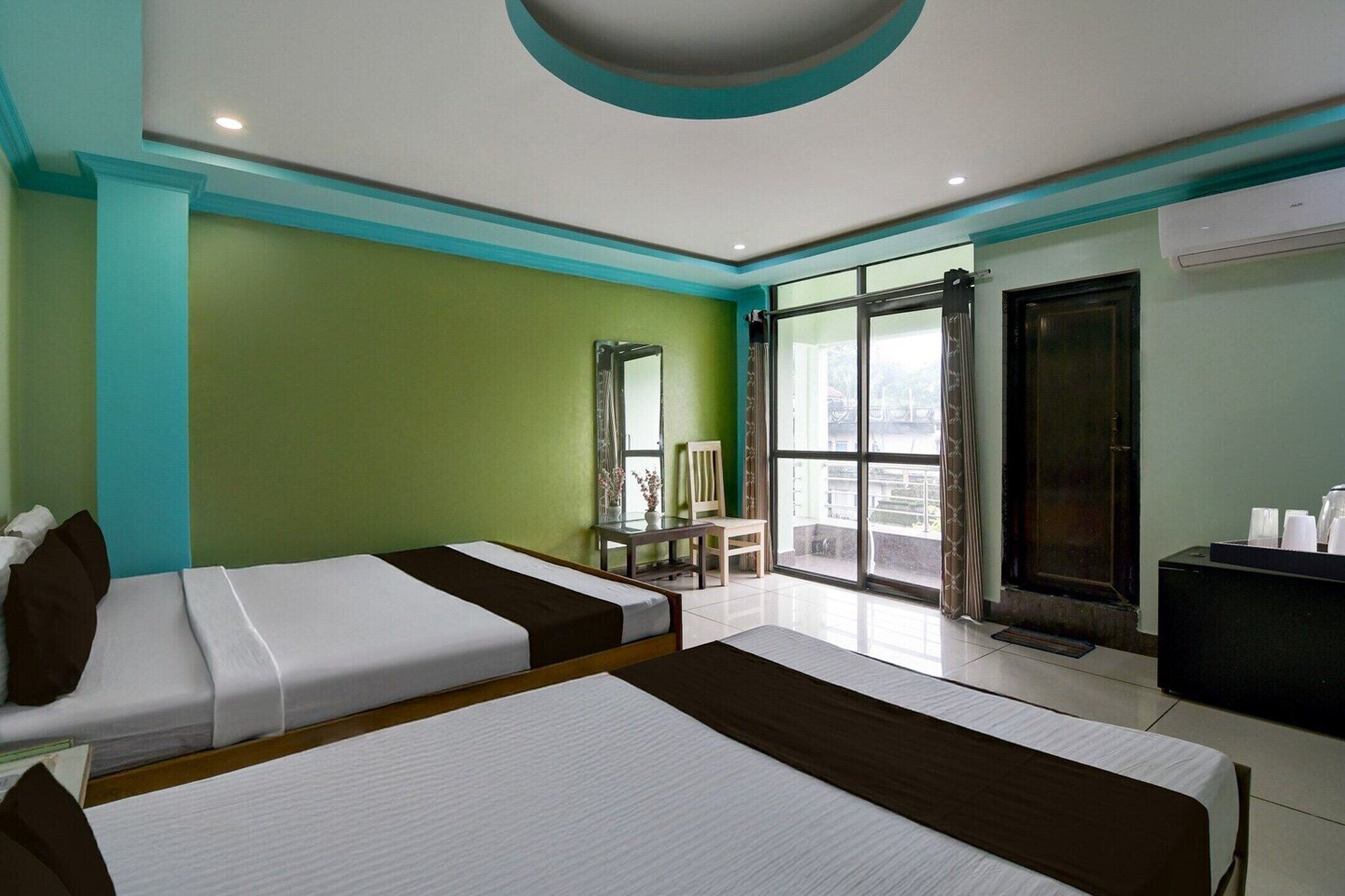 1 quarto, escrivaninha, roupa de cama