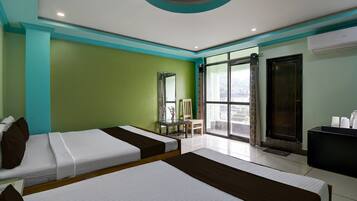 1 quarto, escrivaninha, roupa de cama