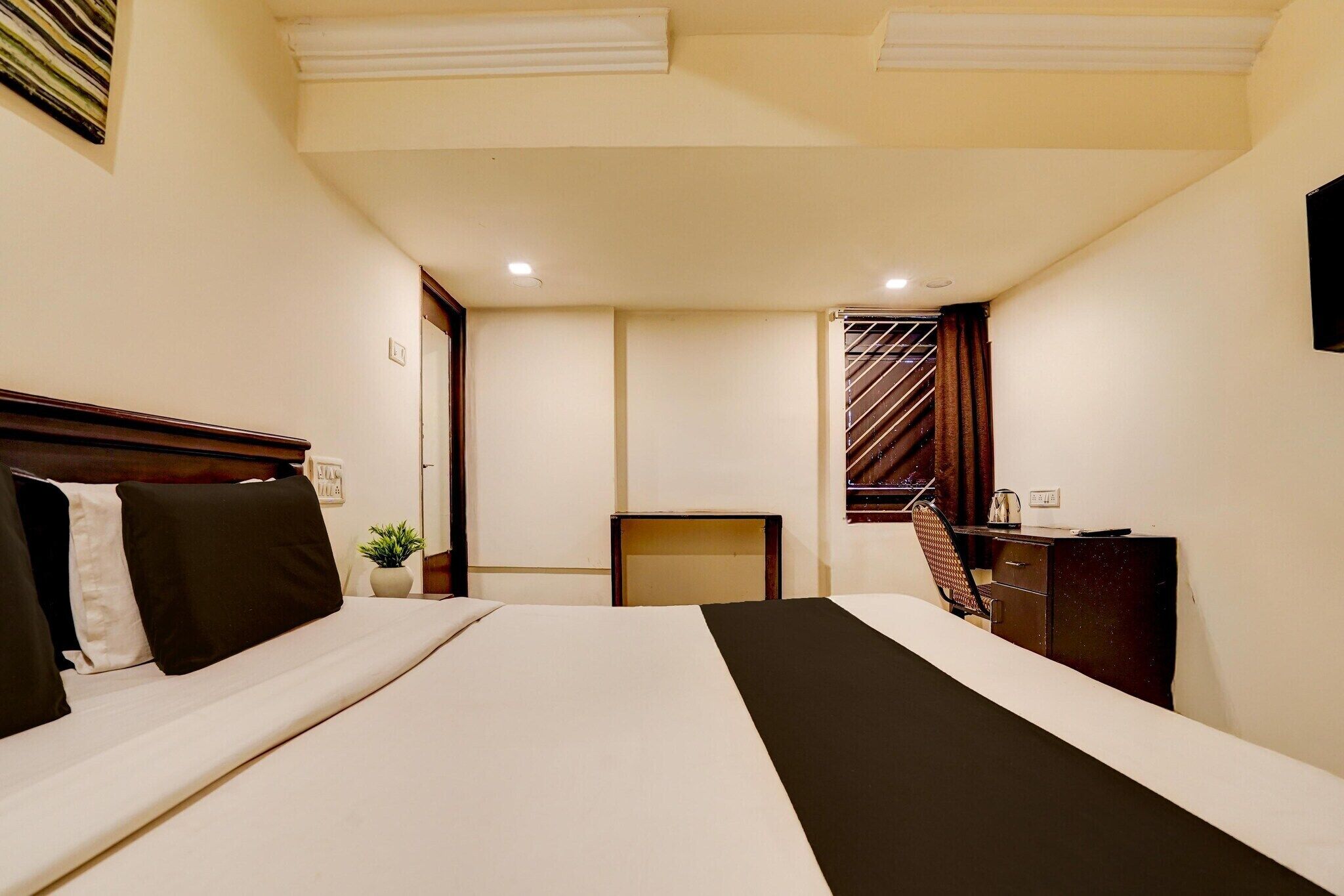 1 quarto, escrivaninha, roupa de cama