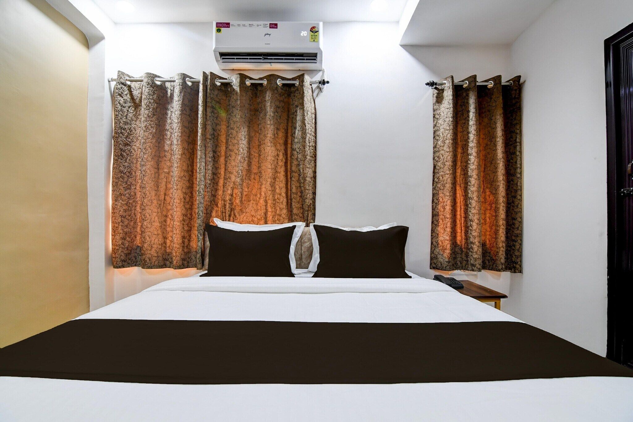 Skrivbord och sängkläder