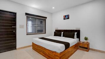 Een bureau, beddengoed